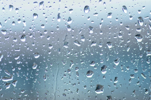 梅雨時期のジメジメ撃退！適切な湿度を保つお部屋の除湿方法5選